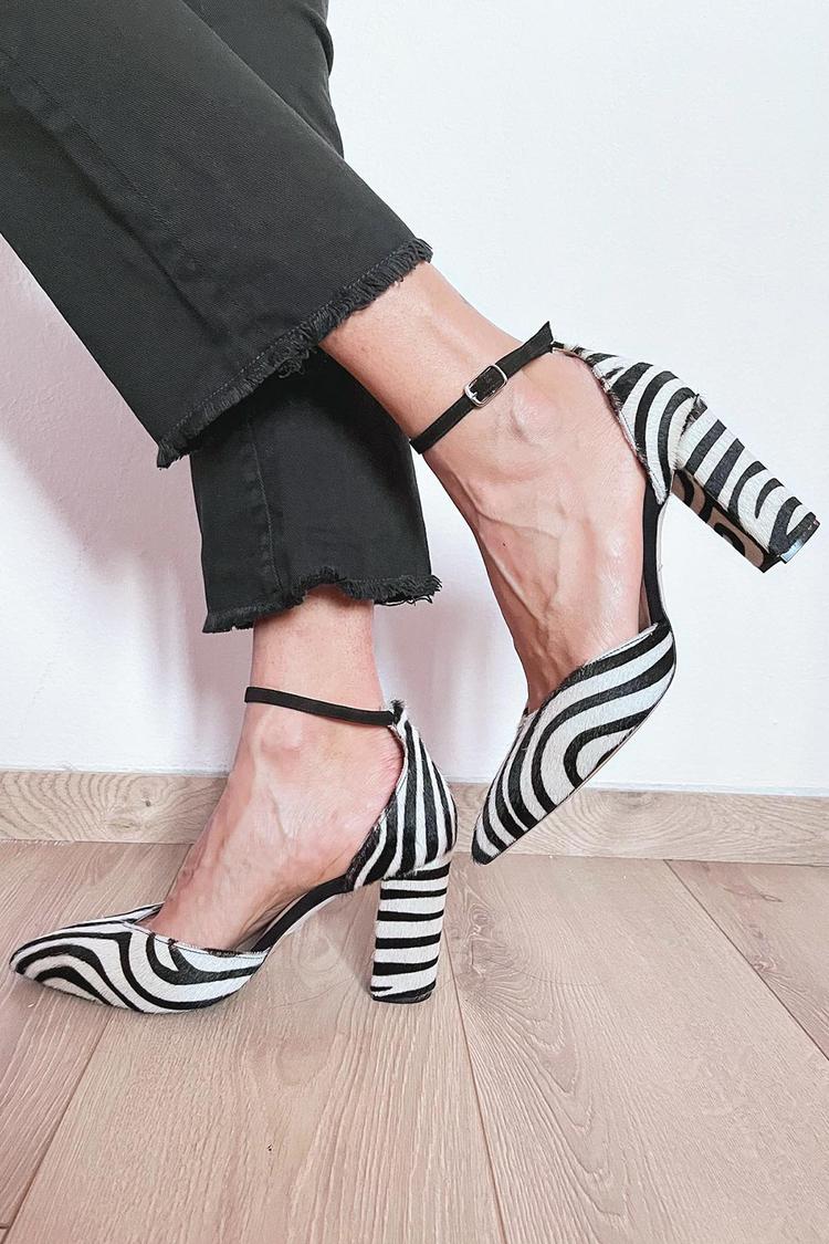 Zapatos de tacón con estampado de cebra y correa de tobillo