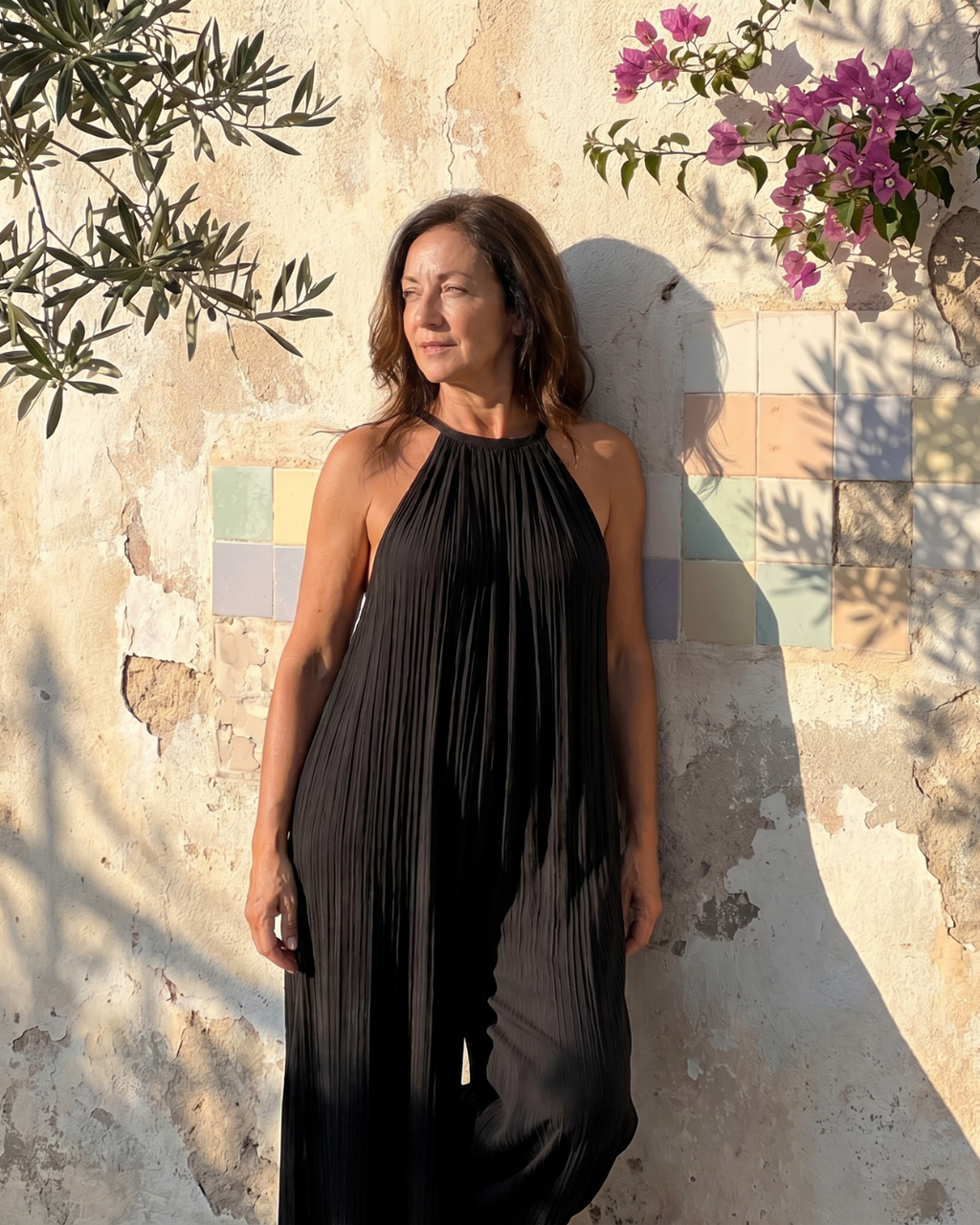 Sylvara | Mono plisado con escote halter y pierna ancha de corte holgado