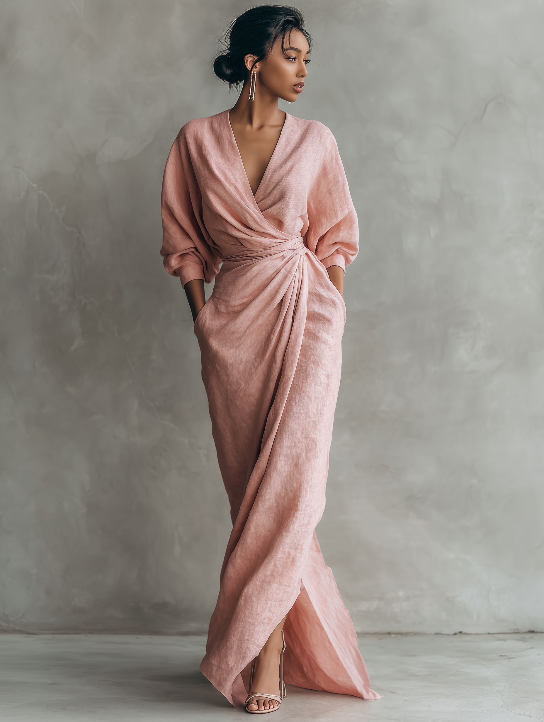 Vestido maxi de lino rosa con escote en V