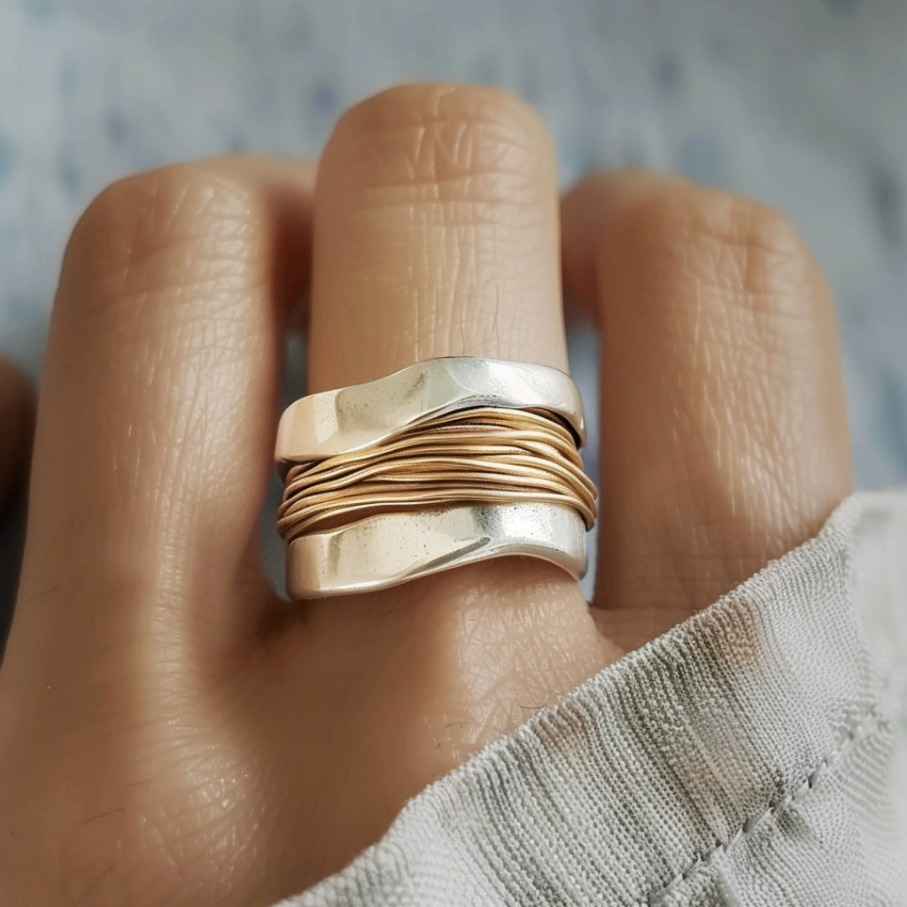 Anello di fili d'argento e d'oro
