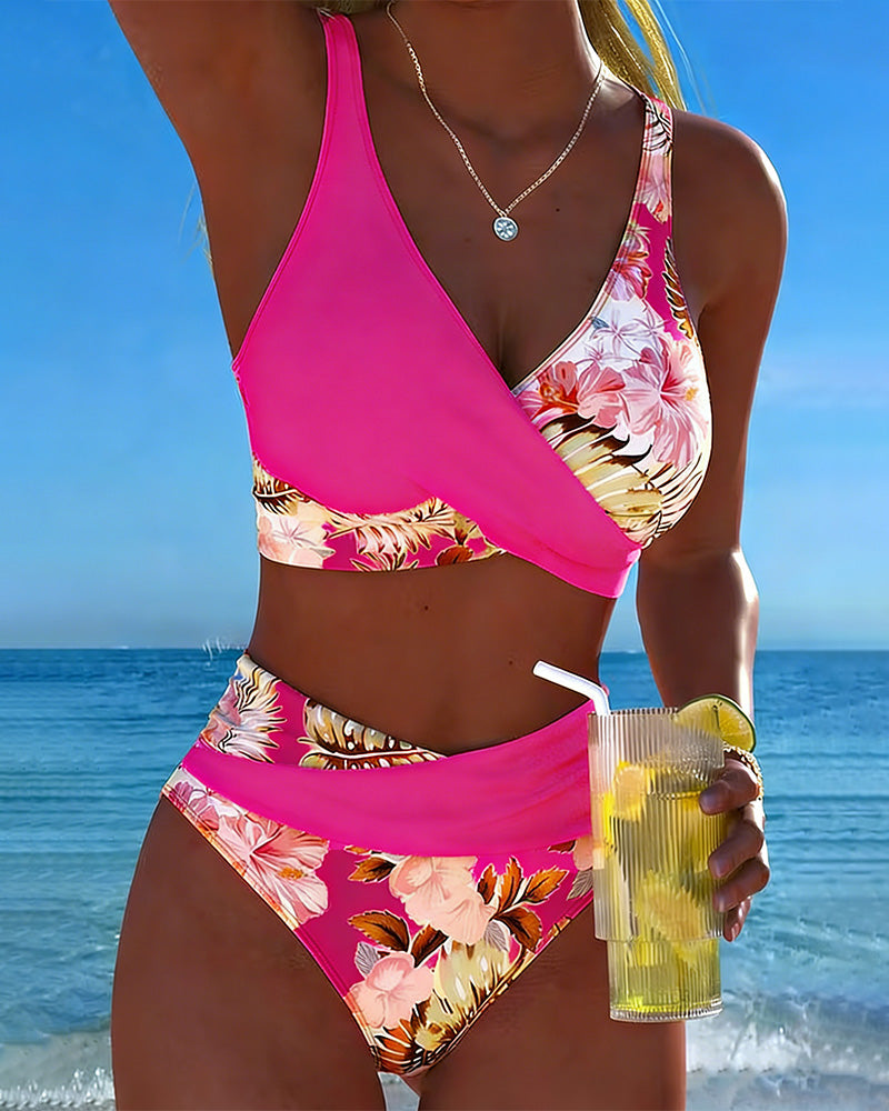 Bikini con estampado floral en contraste y abertura