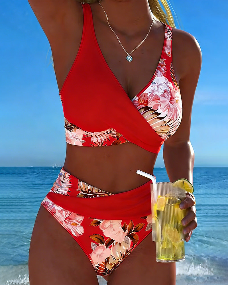 Bikini con estampado floral en contraste y abertura