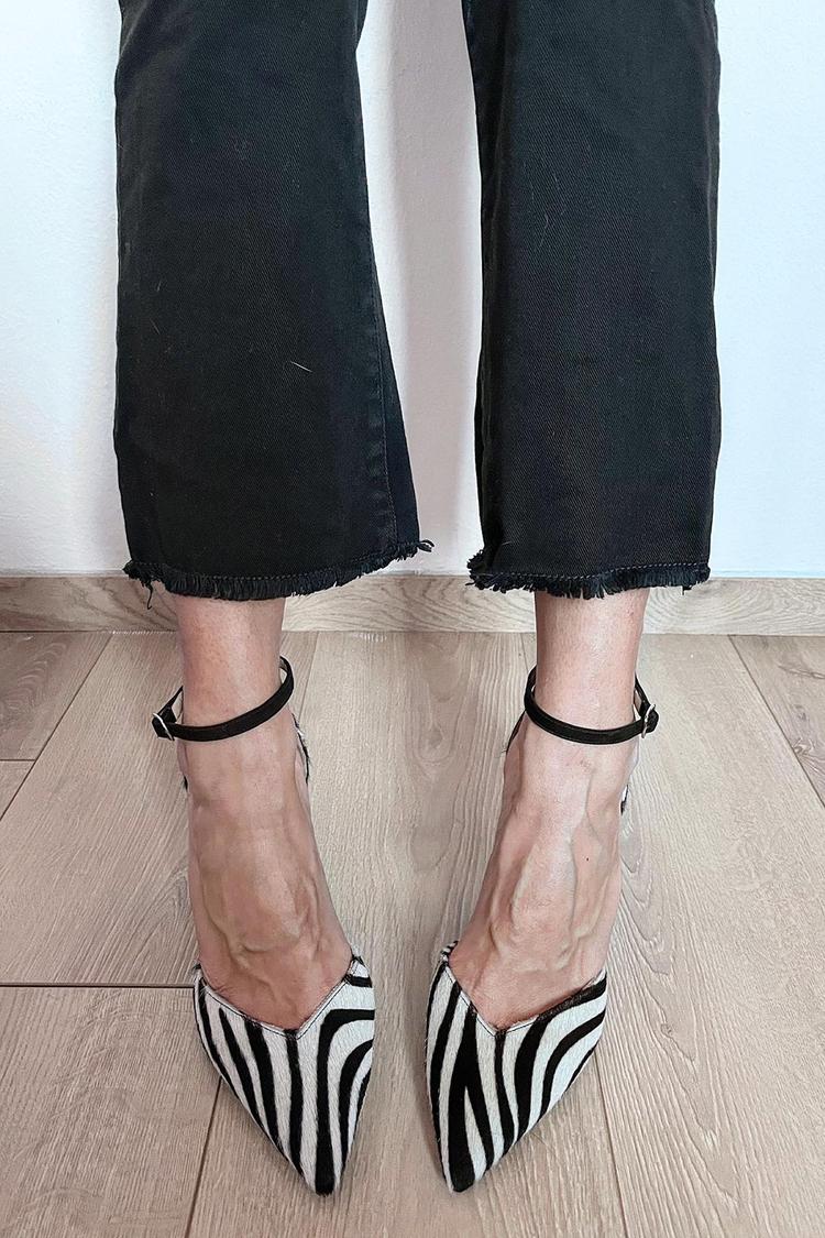 Zapatos de tacón con estampado de cebra y correa de tobillo