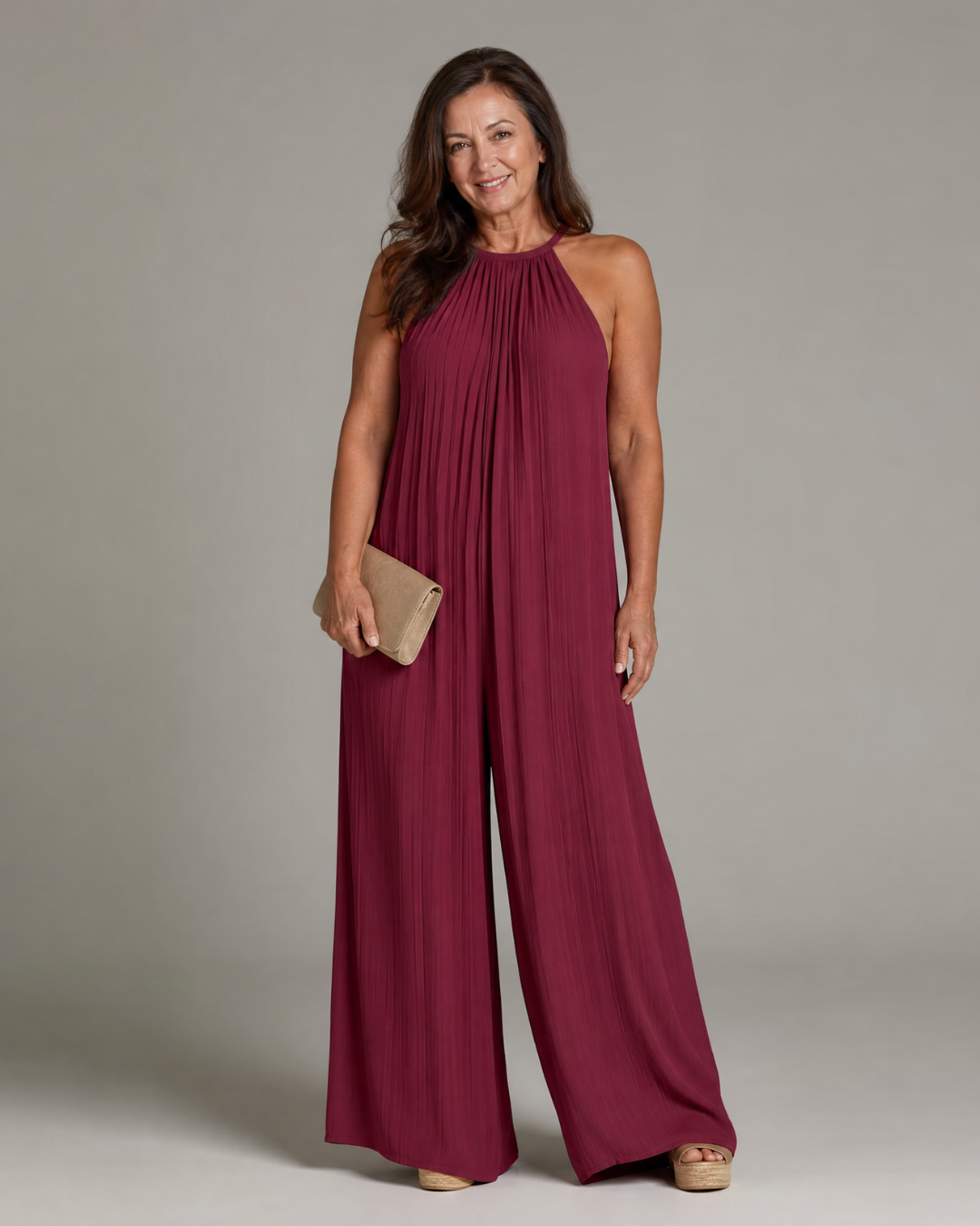 Sylvara | Mono plisado con escote halter y pierna ancha de corte holgado