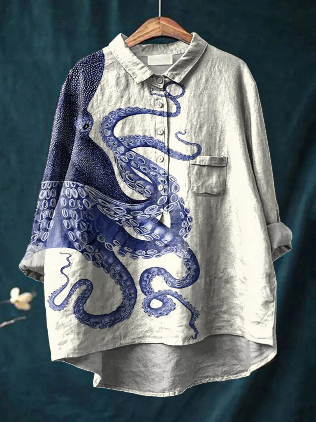 Amelia | Camiseta casual para mujer con estampado artístico de tentáculos de pulpo del mar profundo