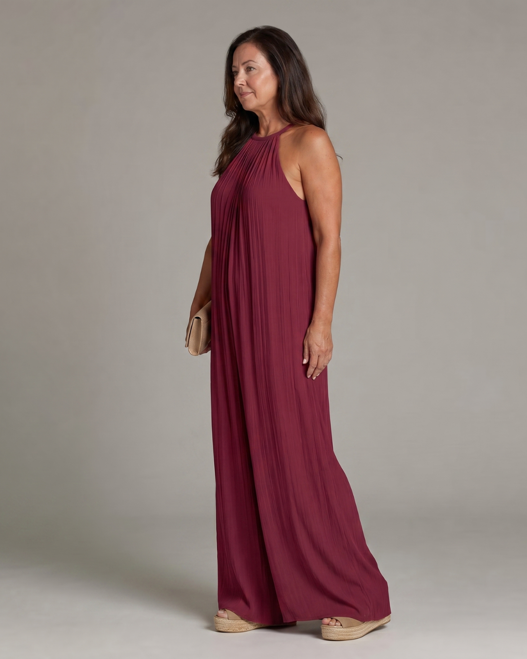 Sylvara | Mono plisado con escote halter y pierna ancha de corte holgado