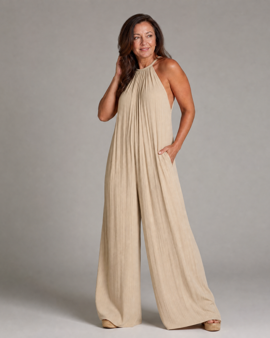 Sylvara | Mono plisado con escote halter y pierna ancha de corte holgado