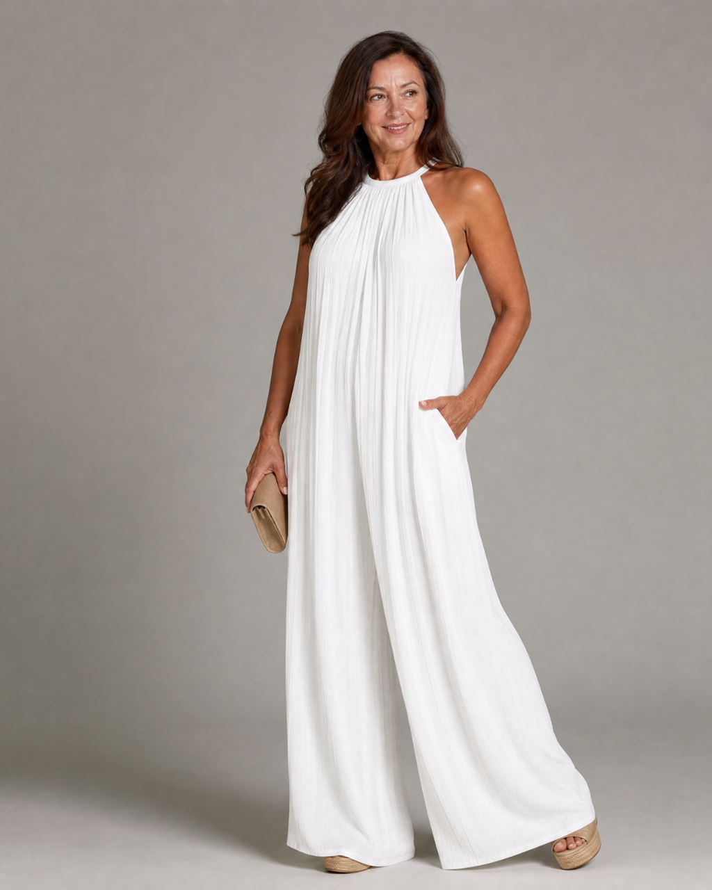 Sylvara | Mono plisado con escote halter y pierna ancha de corte holgado