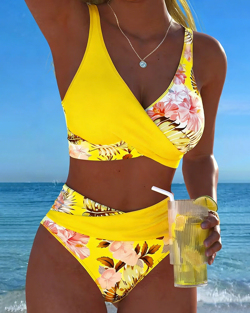 Bikini con estampado floral en contraste y abertura