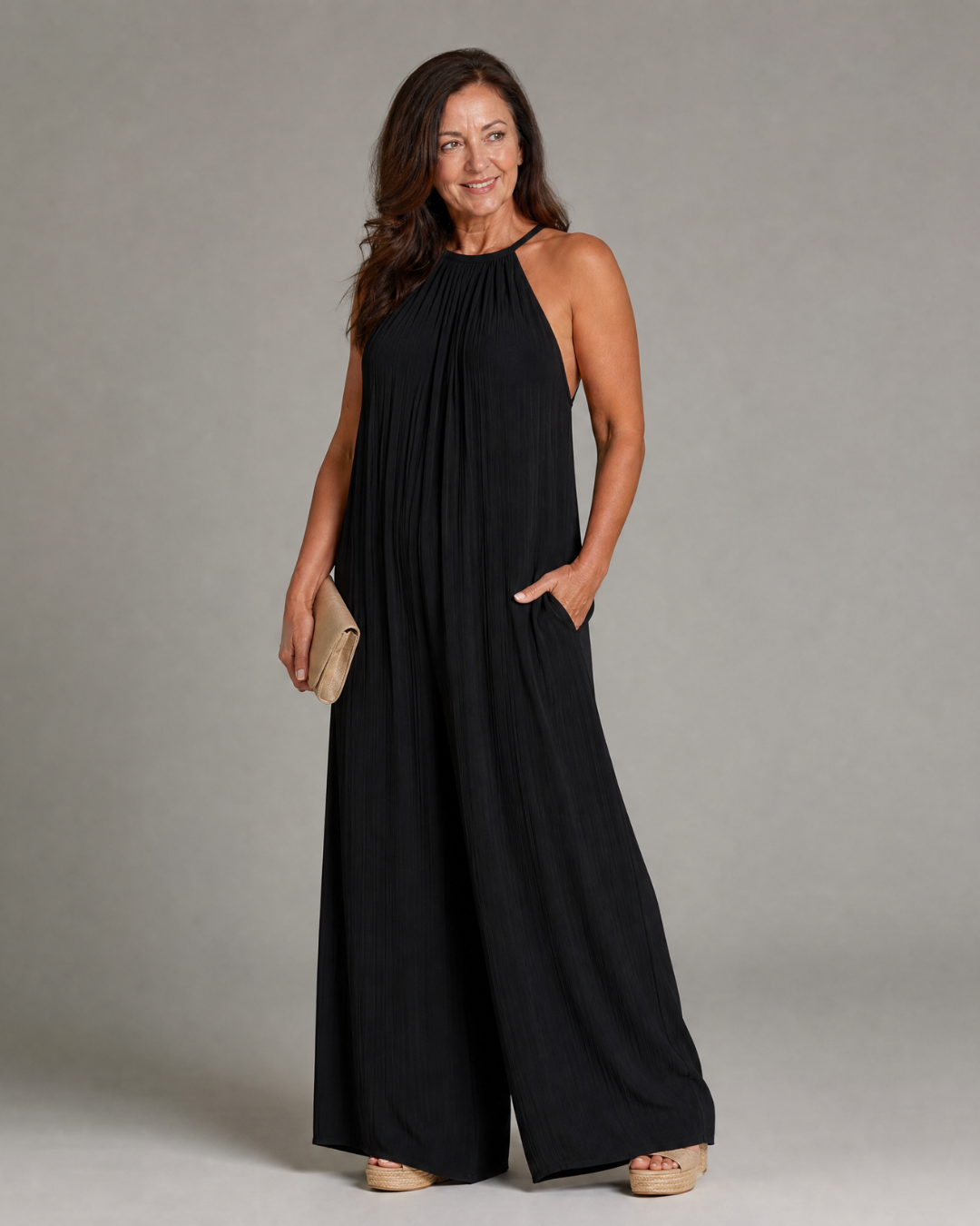 Sylvara | Mono plisado con escote halter y pierna ancha de corte holgado