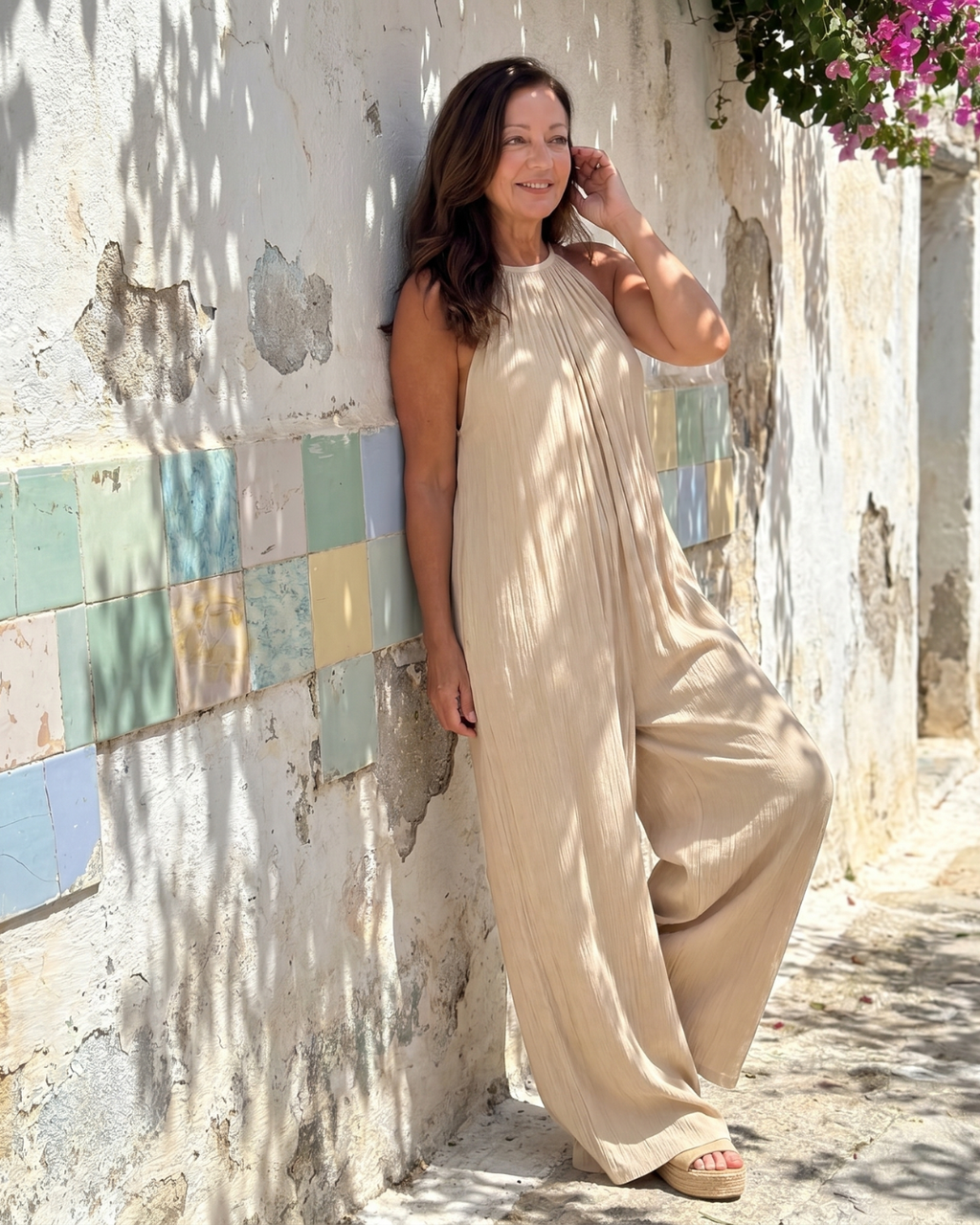 Sylvara | Mono plisado con escote halter y pierna ancha de corte holgado