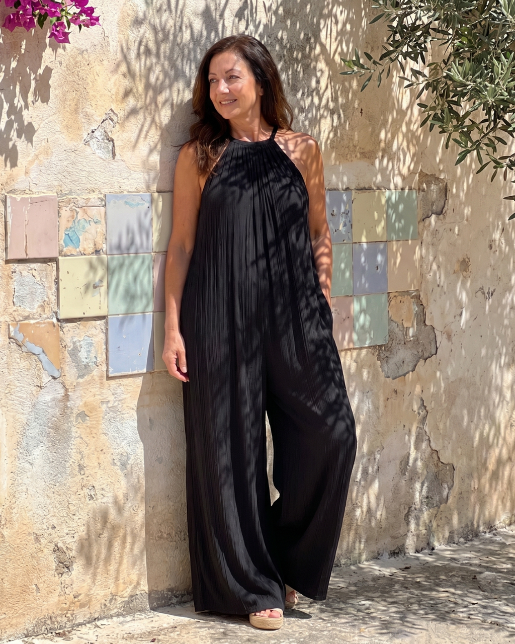 Sylvara | Mono plisado con escote halter y pierna ancha de corte holgado