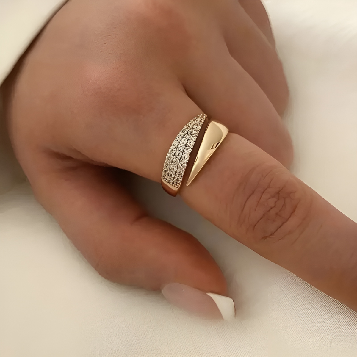 Julia™ - Anello Elegante Haven