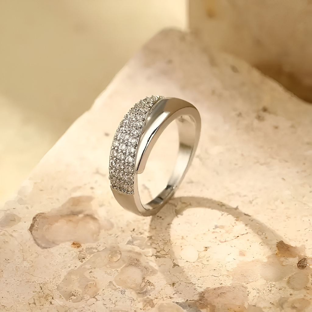Julia™ - Anello Elegante Haven