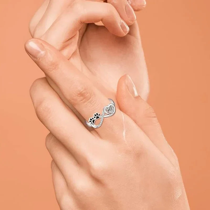 Anillo Con Circonias En Forma De pata Y Corazón Infinito