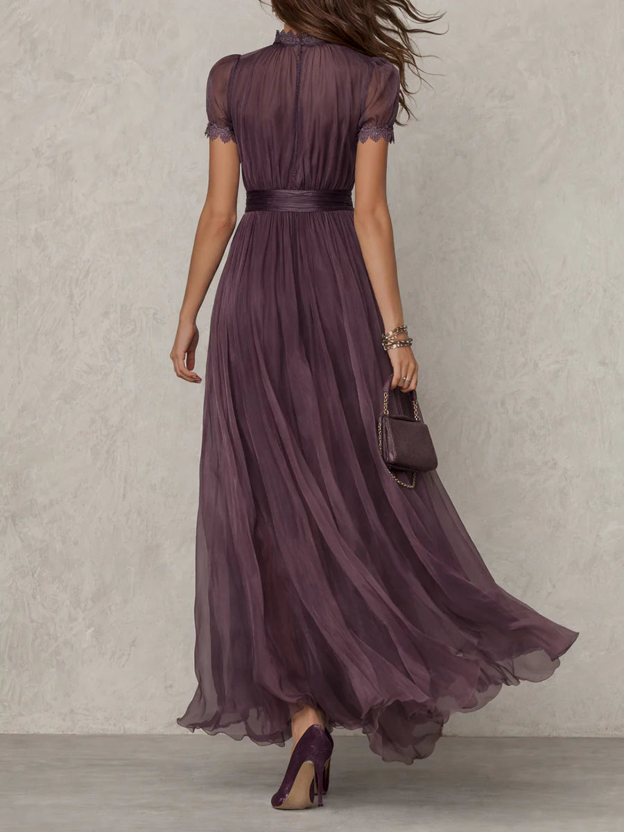 Flavia | Vestido largo morado con escote en forma de llave, borde de encaje de chifón