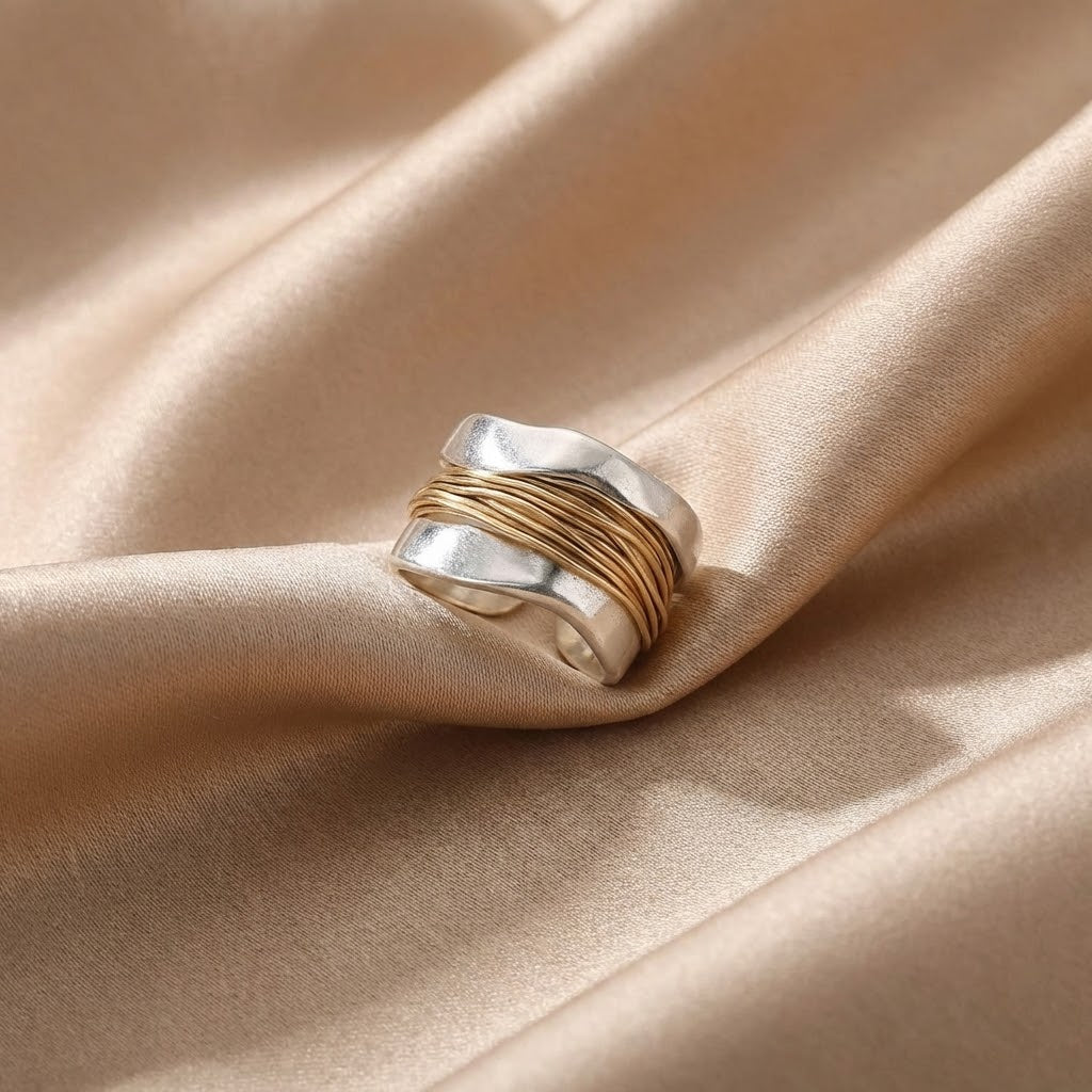 Anello di fili d'argento e d'oro